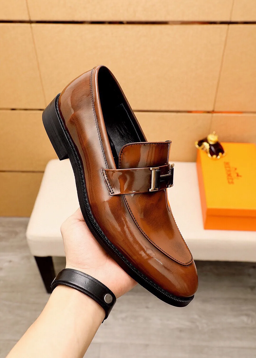 Men's shoes 💰460 💐 Product trademark: HERMES "Hermès" casual leather shoes Regular size: 38-44 (45🉑️customized) Product materials: Selected imported first-layer open edge bead upper + classic hardware buckle, imported water-dyed 🐂 cowhide lining. Strong three-dimensional visual effect, combined outsole Color: 2⃣️colors available